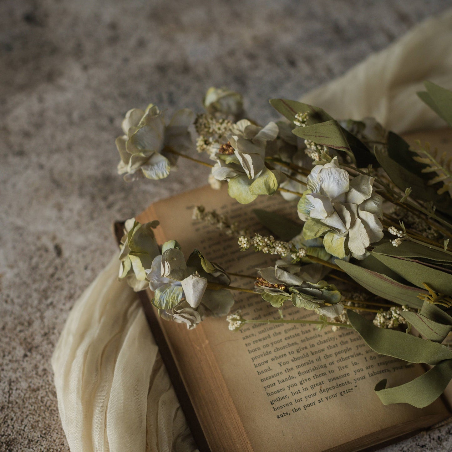 20.5" GREEN & GREY WILD FLOWER W/ HEATHER & FERN BUSH